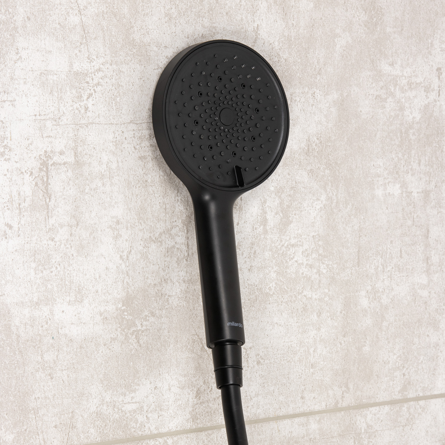 Смеситель д/ванны термостатич. со стойкой для душа+ручной и тропич.душ черный Milardo ILSBLTHM06*1/3