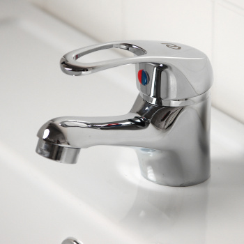 Смеситель для умывальника Roegen RB402A, короткий излив, рычажный